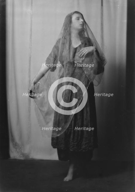 Castle, Miss, portrait photograph, 1917 Oct. 2. Creator: Arnold Genthe.