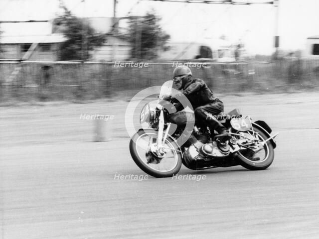 CE Mills riding a 998cc Vincent, Silverstone, Northamptonshire, 1959. Artist: Unknown