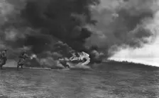 Ce que L'ennemi a Voulu; La <<Guerre du Feu>>: une attaque a l'aide de Lance-Flammes 1917. Creator: Unknown