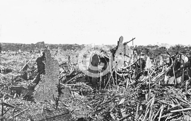 'Ce qui fut Lens; De rares pans de mur restes debout au milieu de l'indescriptible chaos', 1918. Creator: Unknown.
