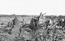 Ce qui fut Lens; De rares pans de mur restes debout au milieu de l'indescriptible chaos 1918. Creator: Unknown