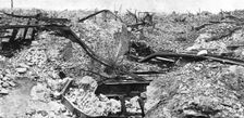 Ce qui fut Lens; Des rails tordus pres de l'emplacement ou elevait la gare; en entrant..., 1918. Creator: Unknown