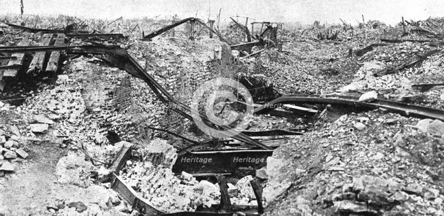 'Ce qui fut Lens; Des rails tordus pres de l'emplacement ou elevait la gare; en entrant..., 1918. Creator: Unknown.