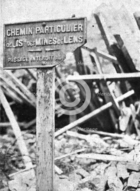 'Ce qui fut Lens; L'ecriteau qui seul indiquait Lens', 1918. Creator: Unknown.