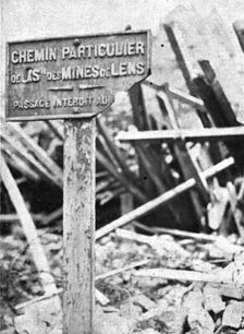 Ce qui fut Lens; L'ecriteau qui seul indiquait Lens 1918. Creator: Unknown