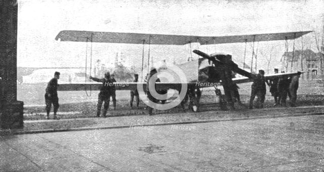 ''Ceux de l'air et ceux de la route; Un raid Anglais sur Friedrichshafe..., 1914. Creator: Unknown.