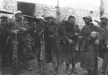 Ceux qui descendent de Douaumont; le premier groupe de soldats revenant du fort au poste..., 1916. Creator: Unknown
