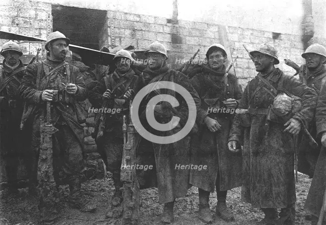'Ceux qui descendent de Douaumont; le premier groupe de soldats revenant du fort au poste..., 1916. Creator: Unknown.