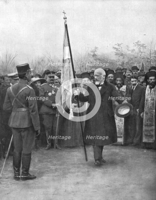 'Ceux qui ont releve le drapeau de la Patrie Hellene; M. Venizelos remet au colonel..., 1916. Creator: Unknown.