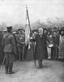 Ceux qui ont releve le drapeau de la Patrie Hellene; M. Venizelos remet au colonel..., 1916. Creator: Unknown