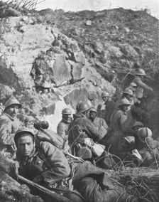 Ceux qui ont repris Douaumont; soldats du regiment colonial du Maroc occupant les fosses... 1916. Creator: Unknown