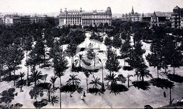 Central view of Catalonia Square in Barcelona and the Hotel Colon building, now disappeared, 1915.