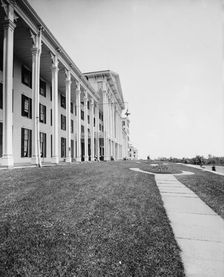 Central facade, Hotel Kaaterskill, Catskill Mountains, N.Y., between 1900 and 1905. Creator: Unknown