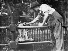 Central Park - feeding hippo, between c1910 and c1915. Creator: Bain News Service