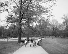 Central Park, Louisville, Ky., between 1900 and 1910. Creator: Unknown