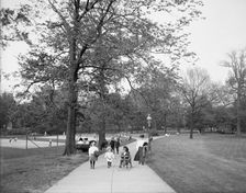 Central Park, Louisville, Ky., between 1900 and 1910. Creator: Unknown