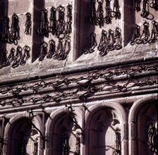 Chains that freed slaves offered to Queen Elizabeth the Catholic in gratitude, façade of the Mona…