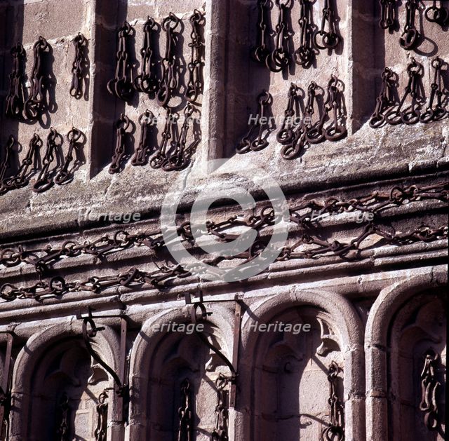 Chains that freed slaves offered to Queen Elizabeth the Catholic in gratitude, façade of the Mona…