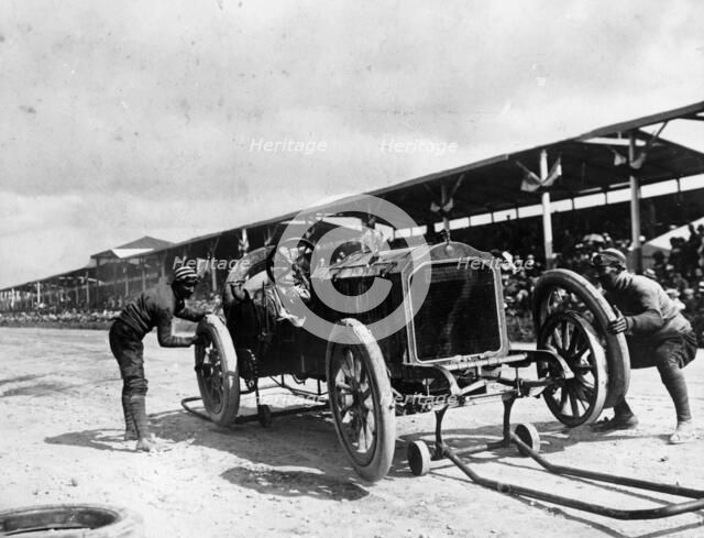 Changing the rims on a De Dietrich car, Coppa Florio Race, Italy, 1908. Artist: Unknown