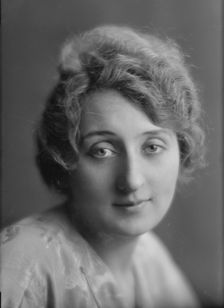 Chase, O.J., Jr., Mrs., portrait photograph, 1914 Dec. 9. Creator: Arnold Genthe