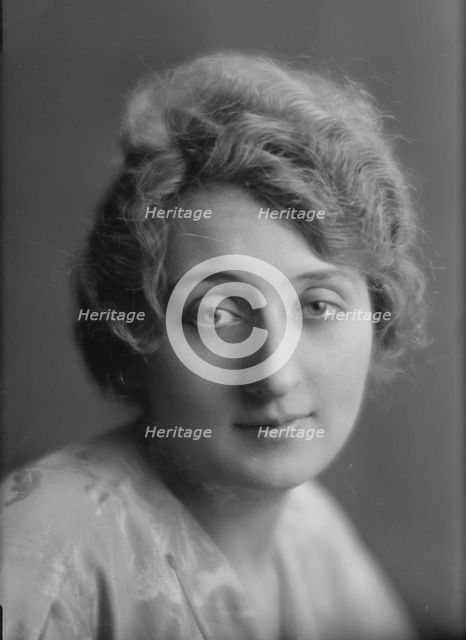 Chase, O.J., Jr., Mrs., portrait photograph, 1914 Dec. 9. Creator: Arnold Genthe.