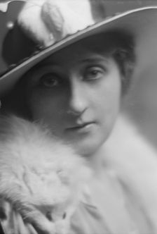 Chase, O.J., Jr., Mrs., portrait photograph, 1914 Dec. 9. Creator: Arnold Genthe