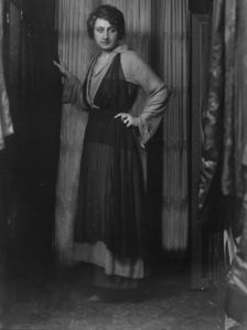 Chase, O.J., Jr., Mrs., portrait photograph, 1914 Dec. 9. Creator: Arnold Genthe