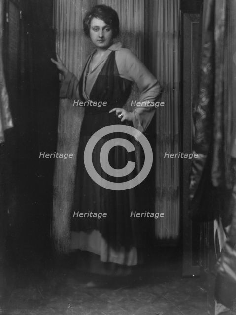 Chase, O.J., Jr., Mrs., portrait photograph, 1914 Dec. 9. Creator: Arnold Genthe.