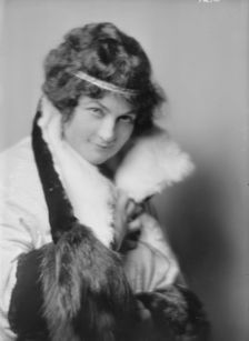 Chapman, M.D., Mrs., portrait photograph, 1915. Creator: Arnold Genthe
