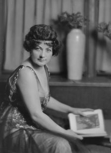 Chapman, M.D., Mrs., portrait photograph, 1915. Creator: Arnold Genthe
