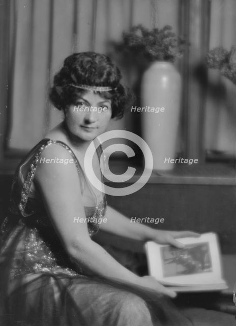 Chapman, M.D., Mrs., portrait photograph, 1915. Creator: Arnold Genthe.