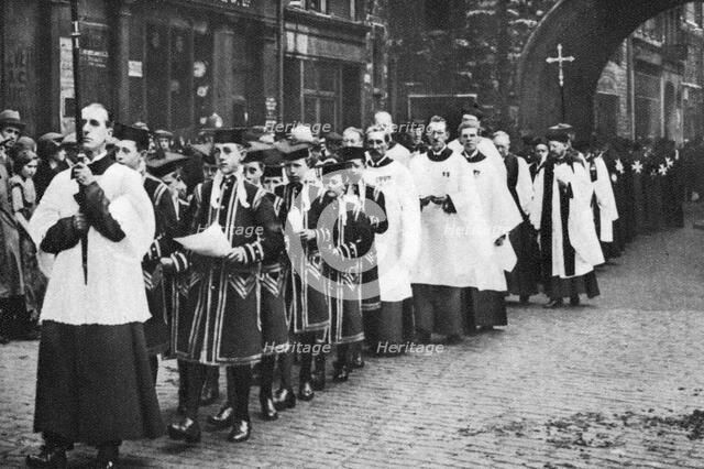Chapel Royal choirboys in procession, Clerkenwell, London, 1926-1927. Artist: Unknown
