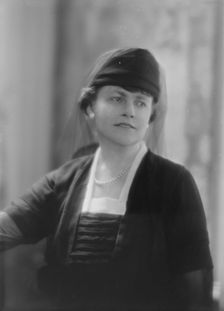 Chapin, S.B., Mrs., portrait photograph, 1917 Oct. 16. Creator: Arnold Genthe