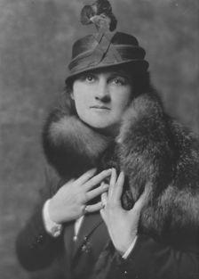 Chapin, W.W., Mrs., portrait photograph, 1916 Jan. 29. Creator: Arnold Genthe