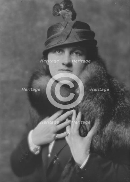 Chapin, W.W., Mrs., portrait photograph, 1916 Jan. 29. Creator: Arnold Genthe.