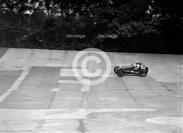 Charles Goodacre's Austin OHC 744 cc, LCC Relay GP, Brooklands, 26 July 1937. Artist: Bill Brunell.