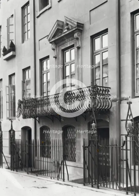 Charlotte Hunnewell Sorchan house, Turtle Bay Gardens, 228 East 49th Street, New York, 1920. Creator: Frances Benjamin Johnston.