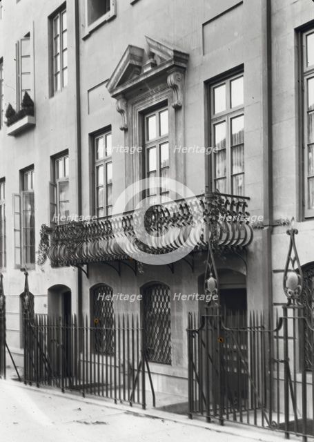 Charlotte Hunnewell Sorchan house, Turtle Bay Gardens, 228 East 49th Street, New York, 1920. Creator: Frances Benjamin Johnston.