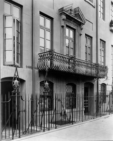 Charlotte Hunnewell Sorchan house, Turtle Bay Gardens, 228 East 49th Street, New York, 1920. Creator: Frances Benjamin Johnston