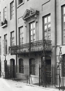 Charlotte Hunnewell Sorchan house, Turtle Bay Gardens, 228 East 49th Street, New York, 1920. Creator: Frances Benjamin Johnston