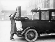 Chauffeur with a partly convertible Daimler
