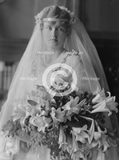 Cheney, Julia de Forest, Miss, portrait photograph, 1915. Creator: Arnold Genthe.