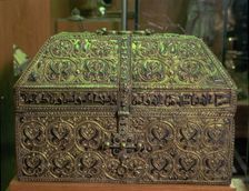 Chest of Hisham II, made of niello and golden silver in Cordoba