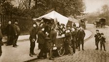 Children buying ice-cream from an Italian trader, 20th century. Creator: Unknown