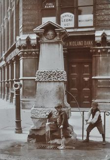 Children drawing water from the Aldgate pump, London, August 1908