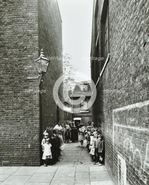 Children in an alleyway, Upper Ground Place, Southwark, London, 1923.  Artist: Unknown.