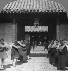 Chinese criminals in the Viceroy's Yamen, now used as a jail Tientsin (Tianjin), China, 1901. Artist: The Fine Art Photographers Co