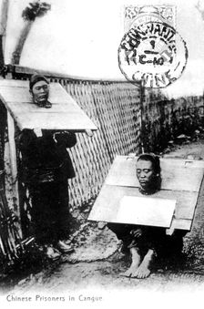 Chinese prisoners in cangues, 1910