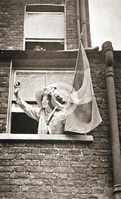 Christabel Pankhurst waving to the hunger strikers from a house overlooking Holloway Prison, 1909. Artist: Unknown