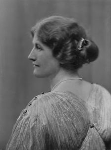 Christie, Winifred, Miss, portrait photograph, 1916. Creator: Arnold Genthe